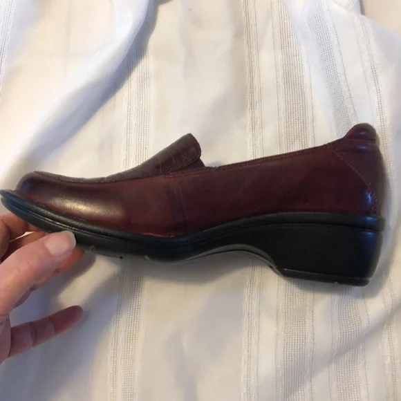 CLARKS Artisan reddish brown slip-on shoes size 7M - Picture 4 of 10